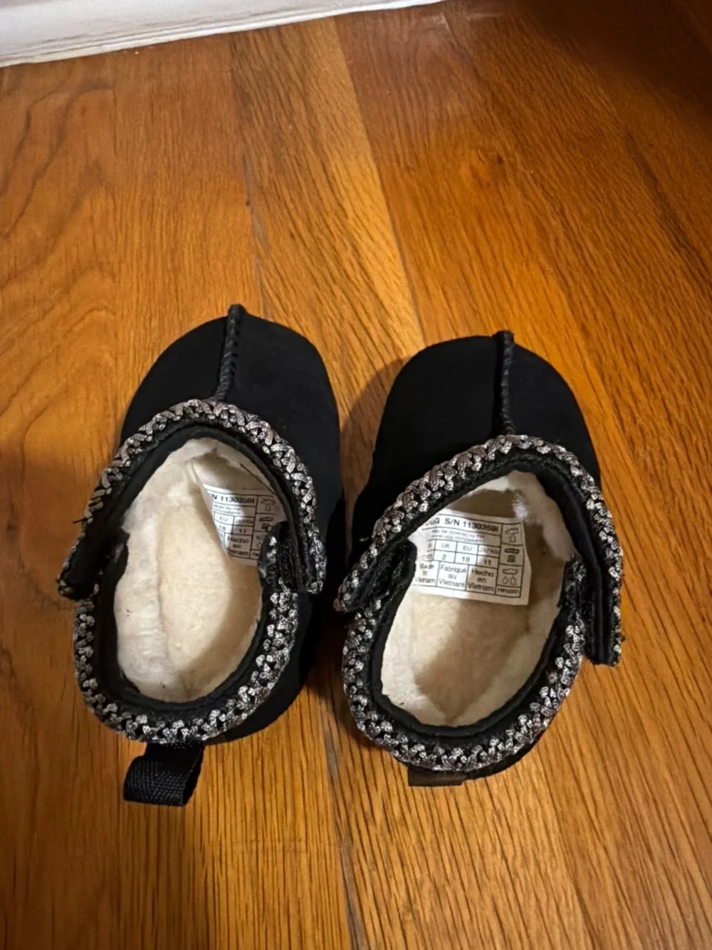 UGG black new